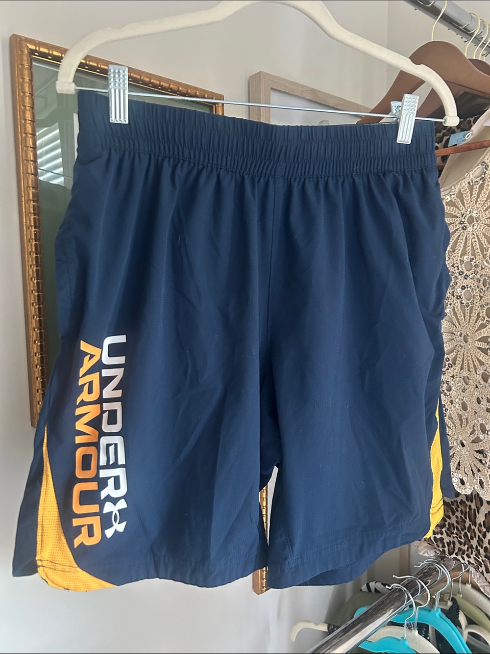 Under Armour Men's L Dark Blue and Yellow Athletic Shorts 7.5" inseam